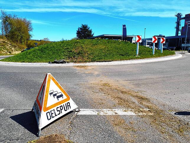 Nach der Landung fuhr das Auto unvermindert geradeaus und zog eine Dreckspur hinter sich her.