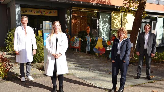 Bringen das neue Team der gemeinsamen Kinderschutzgruppe auf den Weg (von links): Oberärztin Ricarda Schreiber, Kinderklinik-Leiter ...
