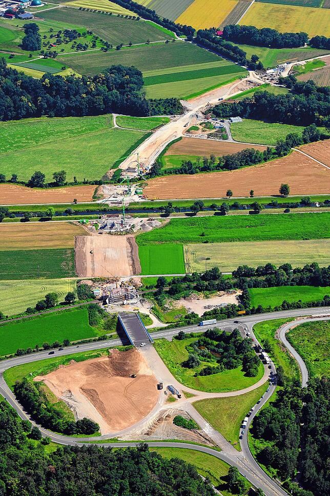 Bild 7: Schritt für Schritt zur fertigen Trasse: So ist die Ortsumfahrung Oberlauchringen in den vergangenen Jahren gewachsen