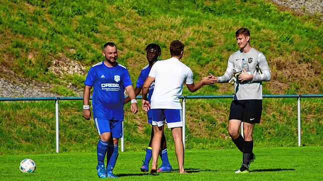 Gut gemacht: Der SV Karsau freut sich über den 2:0-Sieg im Derby gegen den SV Herten II.