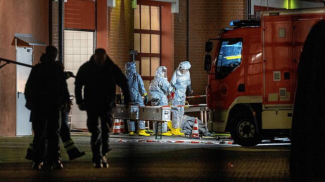Auf dem Gelände der Feuerwehr in Castrop-Rauxel werden bei der Durchsuchung gefundene Stoffe untersucht. Feuerwehr und Polizei waren in ...