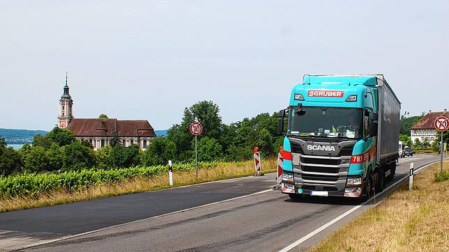 Auf der Bundesstraße 31 herrscht aktuell Einbahnstraßen-Verkehr: Lediglich von Nußdorf in Richtung Meersburg kann die B31 befahren ...