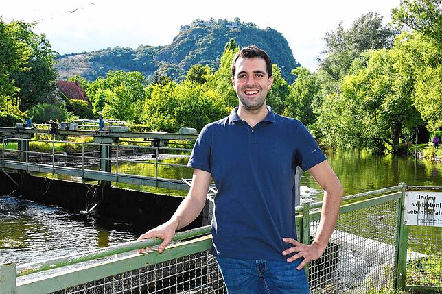Ein Foto mit dem Hausberg Hohentwiel im Hintergrund darf nicht fehlen: Simon Götz am Stauwehr der Aach am nördlichen Ende der Musikinsel.