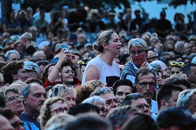 Bild 11: James Blunt begeistert Fans im Salemer Schlosspark