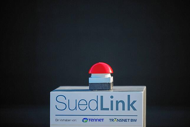 Ein roter Startknopf ist beim offiziellen Spatenstich des Stromübertragungsprojekts „Suedlink· zu sehen. Es endet im Südwesten und ist ...