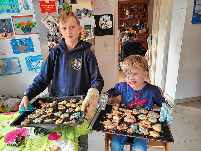 Ausstecherle nach dem Rezept von Oma: Das sind die liebsten Weihnachtskekse der Kinder von Kerstin Mommsen: Paul und Theo.