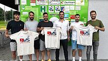 Fünf neue: Beim FC Erzingen freut sich Sportchef Felix Uhl (rechts) über die Neuzugänge (von links) Berkay Ünal vom Sporting Club ...