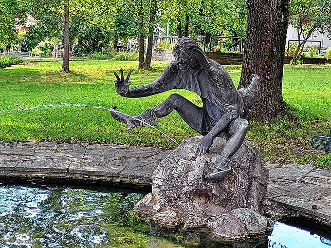 Der Kurpark mit dem Eichelklauber-Brunnen: Die Narrenzunft sorgt nicht nur an Fasnet für gute Laune und Unterhaltung.
