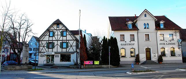 (Archivbild) Ein Bild vergangener Zeiten: Im Fachwerkhaus war die Bäckerei Kopp untergebracht, rechts daneben steht das ehemalige ...