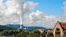 Blick auf den Kühlturm mit Dampffahne und die Reaktorkuppel des Schweizer Kernkraftwerks Leibstadt vom Kornhaus in Waldshut ...
