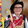 Stockachs Obermarketenderin Petra Meier-Hänert mit Korb und schwarzem Filzhut mit gefärbter Straußenfeder. Der Korb enthält Leckereien ...