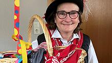 Stockachs Obermarketenderin Petra Meier-Hänert mit Korb und schwarzem Filzhut mit gefärbter Straußenfeder. Der Korb enthält Leckereien ...