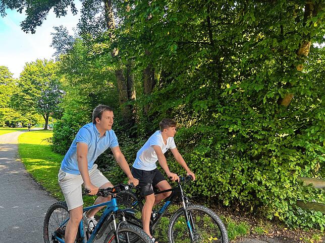 Noah Börnhorst (links) und Linus Börnhorst beim Fahrrad fahren.
