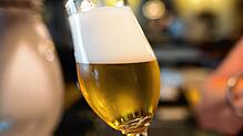 Zuerst ging es bei einem Streit in einer Bar in Singen nur um ein unbezahltes Bier, wie hier eines auf diesem Symbolbild zu sehen ist.