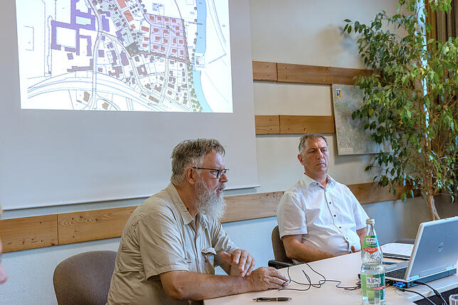 Planer Roland Gross stellte die Ideen für die bauliche Entwicklung der kommenden 20 bis 30 Jahre in Beuron vor.