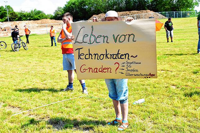 Einige Kundgebungsteilnehmer kamen mit eigenen Tafeln.