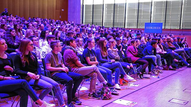 500 Schüler kamen im Oktober 2019 zur Klasse!-Auftaktveranstaltung &bdquo;#ichvertraueFakten und Du?&ldquo;. Links Schüler des ...