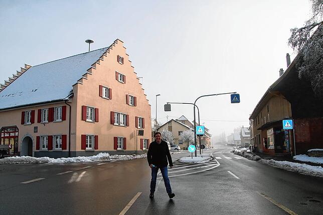 Ein Bild, das vor zwei Jahren noch nicht möglich gewesen wäre. Denn die Straße, auf der der Behlaer Ortsvorsteher Christoph Martin ...
