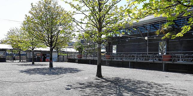 Der leere Biergarten des Restaurants Hafenhalle in Konstanz.