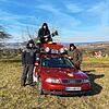Niclas Nester, Jan Fuhrmann und Julian Mathis (von links) bei der letzten Probefahrt mit ihrem Audi A4 Quattro bevor es zum Carbage-Run ...