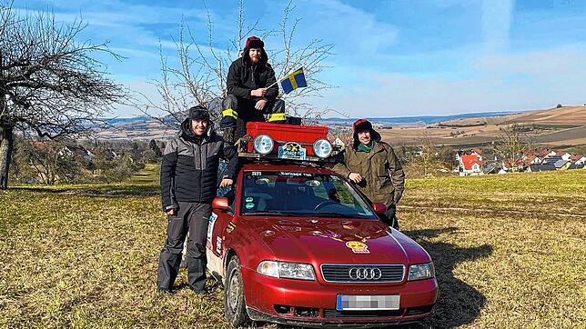 Niclas Nester, Jan Fuhrmann und Julian Mathis (von links) bei der letzten Probefahrt mit ihrem Audi A4 Quattro bevor es zum Carbage-Run ...