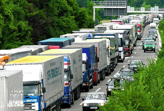 Lastwagen stauen sich auf der Rheintalautobahn A 5 bei Weil am Rhein vor der Grenze zur Schweiz zeitweise auf eine Länge bis zu 17 ...