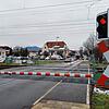 Der Bahnübergang in Erzingen ist ein Nadelöhr: Kommt ein Zug aus Schaffhausen und hält am Bahnhof, schließen sich bereits die Schranken. ...