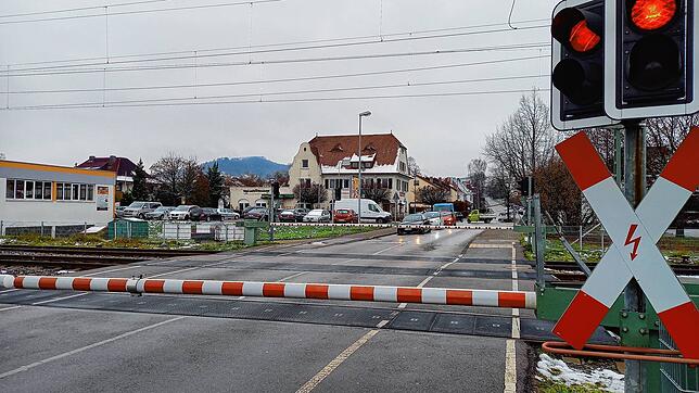 Der Bahnübergang in Erzingen ist ein Nadelöhr: Kommt ein Zug aus Schaffhausen und hält am Bahnhof, schließen sich bereits die Schranken. ...