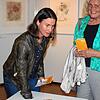 Die Dalí-Ausstellung enthält verschiedene Mitmachstationen. Hier versucht Doris Rath herauszufinden, was sich in der Vertiefung ...
