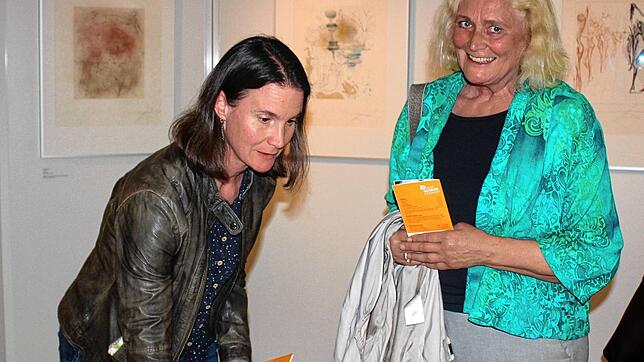 Die Dalí-Ausstellung enthält verschiedene Mitmachstationen. Hier versucht Doris Rath herauszufinden, was sich in der Vertiefung ...