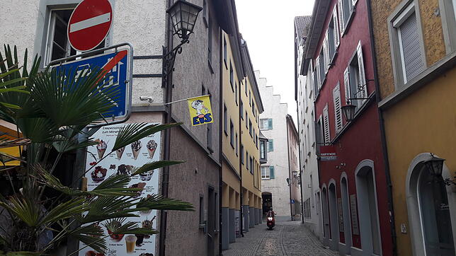 Stopp, auch hier geht's nur schiebend weiter. Für Fahrzeuge aller Art ist die Pfarrhofstraße beim Modehaus Munding in Richtung Westen ...