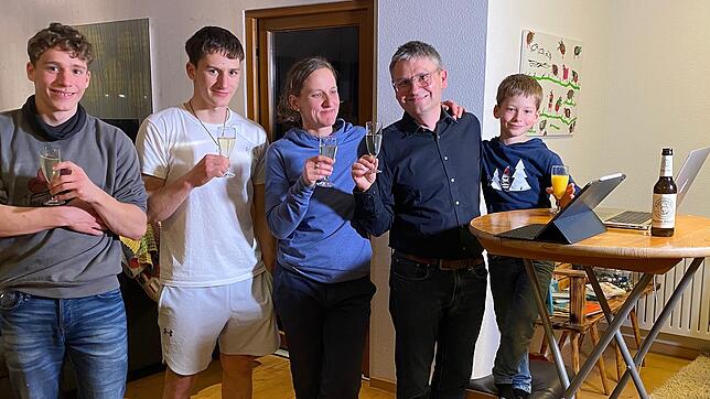 Da freut sich die ganze Familie Bonath: Frank Bonath stößt mit seiner Frau Sabine und seinen Söhnen Joelm, Aaron und Noah auf das gute ...