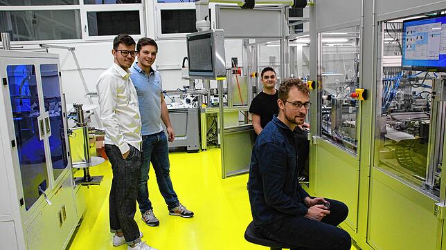 Jan Hartmann, David Lickert, Noel Ernsting Luz und Andreas Bauer (von links) an ihrer selbst entwickelten Maschine. Das Bild entstand ...