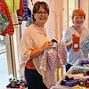 Brigitte Straub (l.) und Theresia Zendler am Stand der Katholischen Frauengemeinschaft im neuen Tengener Bürgersaal. Am Schätzele-Markt ...