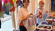 Brigitte Straub (l.) und Theresia Zendler am Stand der Katholischen Frauengemeinschaft im neuen Tengener Bürgersaal. Am Schätzele-Markt ...