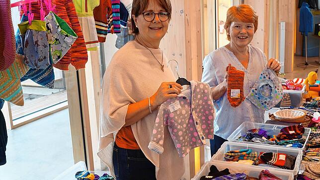Brigitte Straub (l.) und Theresia Zendler am Stand der Katholischen Frauengemeinschaft im neuen Tengener Bürgersaal. Am Schätzele-Markt ...
