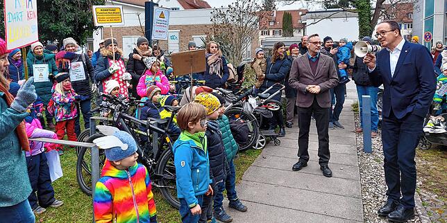Uli Burchardt und Andreas Osner sprechen mit Eltern und Kindern, die bereits auf die Stadträte und -verwaltungsspitze vor der ...