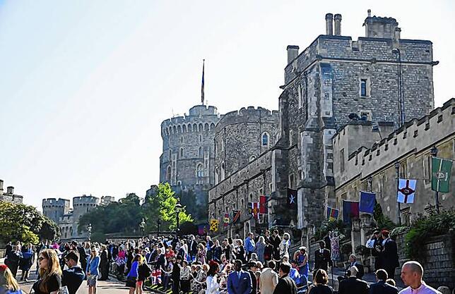 Zuschauer versammeln sich auf dem Gelände von Schloss Windsor vor Beginn der Feierlichkeiten.
