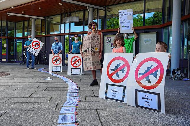 Sie wollten vor der Ratssitzung ein Zeichen setzen, aber ohne Erfolg (von links): Vor dem GZH protestierten Thomas Henne ...