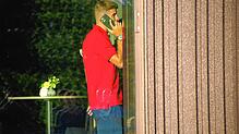 Ob Gerard Piqué hier wohl seiner Partnerin Shakira durchgibt, dass er gut in Donaueschingen angekommen ist?