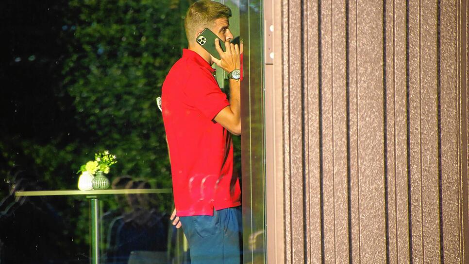 Ob Gerard Piqué hier wohl seiner Partnerin Shakira durchgibt, dass er gut in Donaueschingen angekommen ist?