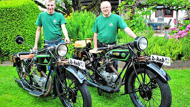 Manuel (l.) und Vater Siegmar Peter mit ihren Spandauer Springböcken. Sie organisieren mit gemeinsam mit Freunden am Wochenende das ...