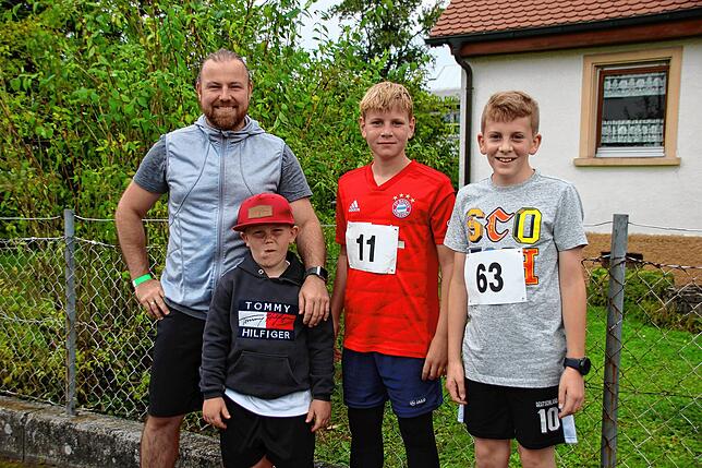 Sie können viel mehr als Hockeyspielen: Hockey-Trainer Tino Masser, Benedikt Masser, Fynn Braun und Max Krall liefen beim Walder ...