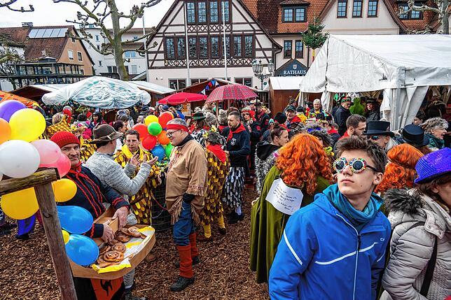 Im Narrendorf auf dem Immenstaader Rathausplatz rücken Narren und Besucher eng zusammen.