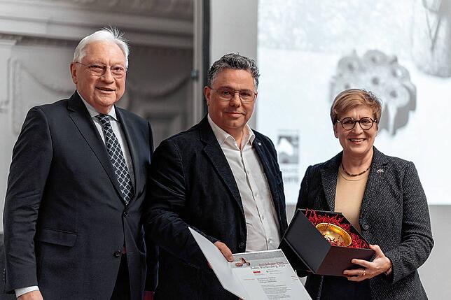 Ministerin Nicole Razavi verleiht den Sonderpreis an den Verein für Pfahlbau- und Heimatkunde. Wolfgang Müller, stellvertretender ...