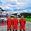 Sie sind eine der Crews, die derzeit den als Chrisoph 11 eingesetzten Rettungshubschrauber in Sonderlackierung an der Station ...