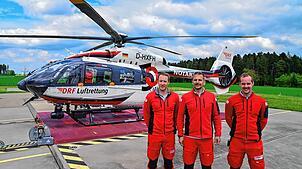 Sie sind eine der Crews, die derzeit den als Chrisoph 11 eingesetzten Rettungshubschrauber in Sonderlackierung an der Station ...