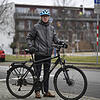 Sigi Suhr vor seinem Fahrrad in Freiburg.