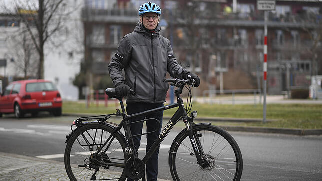 Sigi Suhr vor seinem Fahrrad in Freiburg.