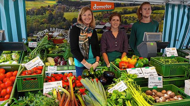 Der Stand des Hofguts Breitwiesen auf dem Waldshuter Wochenmarkt: Jasmine Straußinsky (von links), Lotte Fröhlich und Jonas Hellstern ...